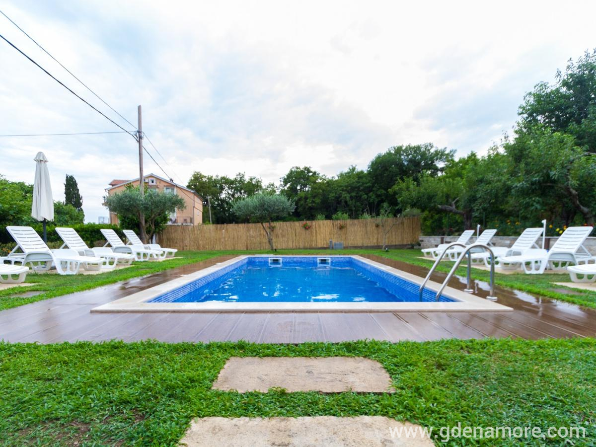 Studio apartmani Petkovic, privatni smeštaj u mestu Tivat, Crna Gora - Pool area